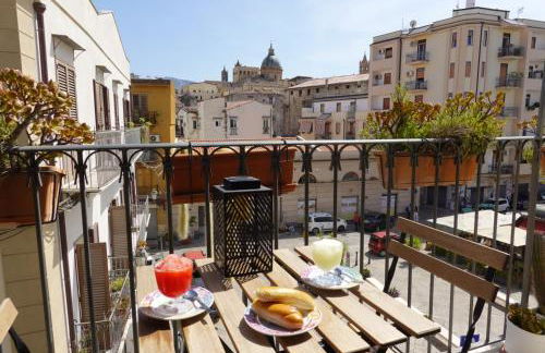 Santa Maruzza - Apartment with Balcony View, 5 Min Walk to Teatro Massimo & Cathedral - Foto 2