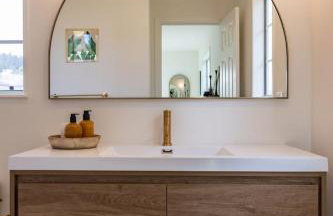 Seaside Home Modern Retreat with Breathtaking Views and Beachside Charm - Foto 35