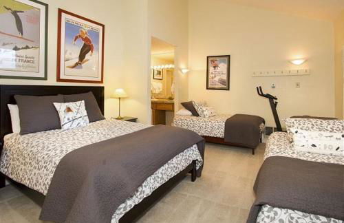 St Anton Street View 2-Bedroom Condo with full kitchen - Foto 9