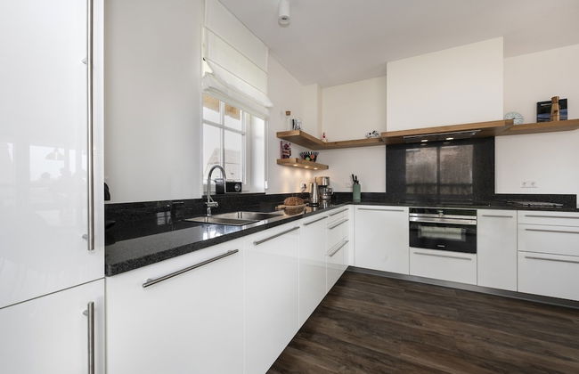 Chic Villa With a Fireplace at Tjeukemeer - Photo 12