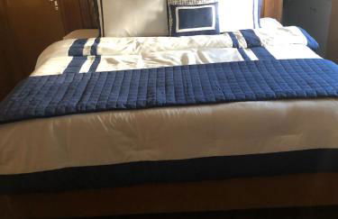 Luxury Afloat Yacht Paradise 3 bedrooms 3bath 5 beds with full Marina view - Foto 8