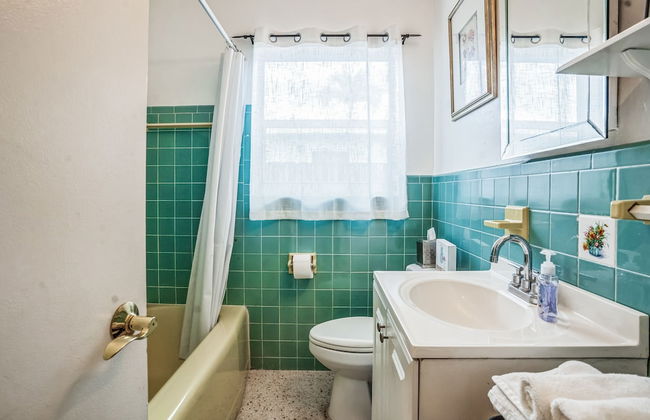 Beautiful Comfy Home With Private Hot Tub Close To Beach 2 Bedroom Home by RedAwning - Foto 14