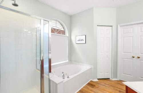 Resort Style Backyard Pool Pickleball Court - Foto 35