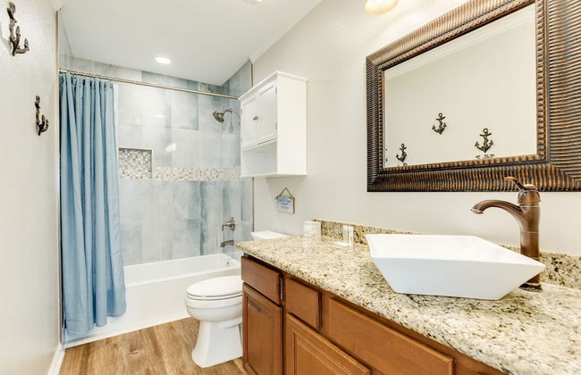 Backyard Oasis Hot Tub and 2 Shaded Decks - Foto 42