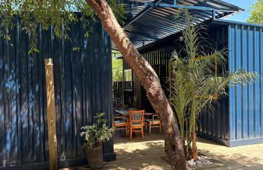 Container Azul na beira do rio e a poucos metros do mar em mogiquiçaba bahia - Foto 1