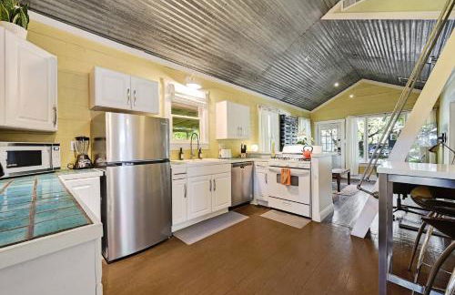 Peaceful Bungalow with Fenced Yard near Shops and Cafes - Photo 8