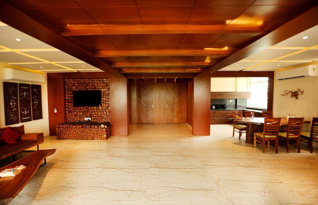 Royal Oakwood Villa by Shiloh Stay - Photo 23