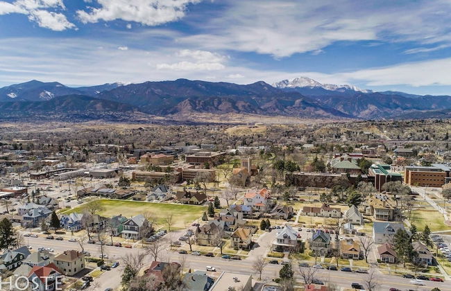 1BR Downtown Townhome King Bed, 5 Min to Shops - Photo 17