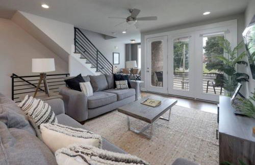 WeHo Nashville Home, Geodis Park, Mini-Golf, Arcade, 10min to Downtown! Sleeps 10! - Foto 7