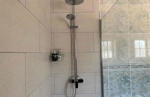 BnB Homes Luxurious Villa Stardust with Swimming pool & BBQ for Family Fun - Foto 18