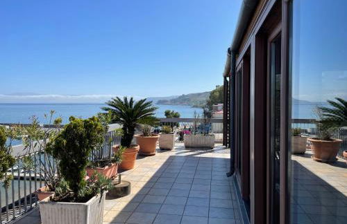 Attico con terrazza sul porticciolo turistico di Vibo Marina - Foto 9