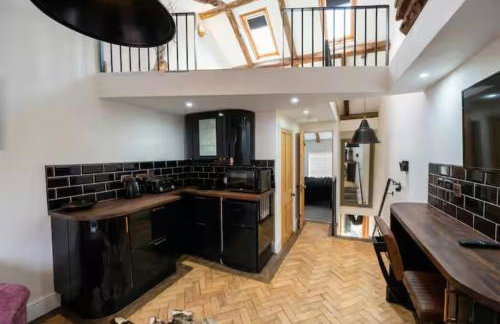 Beamed Village Apartment with Fireplace and Private Terrace, Castle Donington - Photo 6