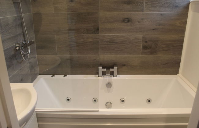 Albert Luxury Hottub and Jacuzzi Apartments - Photo 10