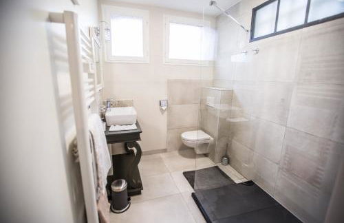 Au domaine des anges, 3 gîtes luxueux avec Jacuzzi privatif, sauna, mini-piscine, piscine extérieure chauffée en saison - Foto 14