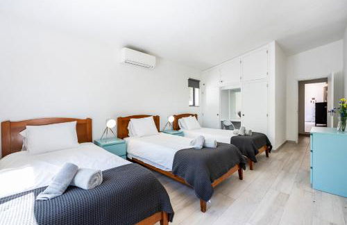 CoolHouses Algarve, Luz, 3 Bed villa, 1 bed studio, heated pool & jacuzzi, sea views, Casa Pequena - Foto 18