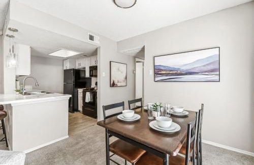 Sleek 2BR Stay with Pool, Gym, and Modern Comforts - Foto 16