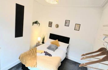 Elegant 3BR Family-Friendly - Sleeps 5 - Fast WiFi -Parking - Netflix - Photo 8