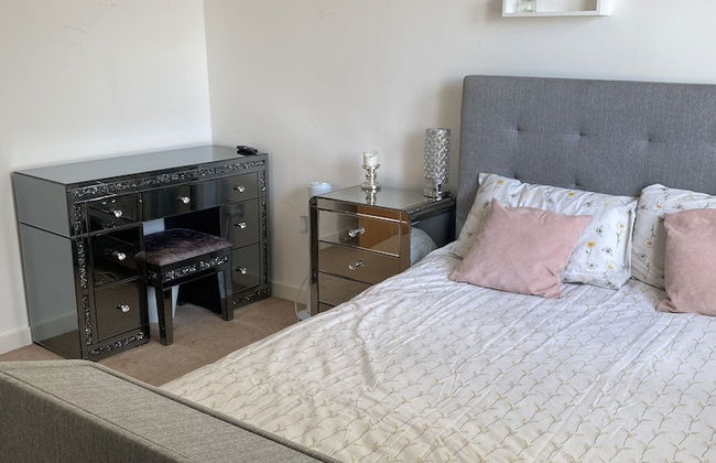 Captivating 1-bed Apartment in Barking - Photo 9