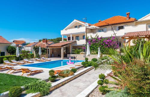 Merita Apartments with Pool - Photo 49