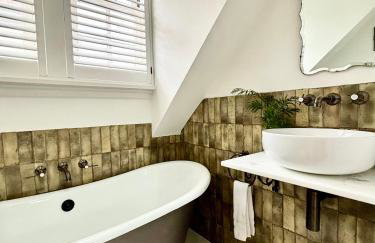 Stunning 3 bedroom & 2 bathroom cottage with patio - Foto 16