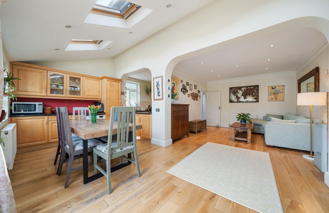 A Delightful 4-bedroom Home With a Private Garden - Foto 7