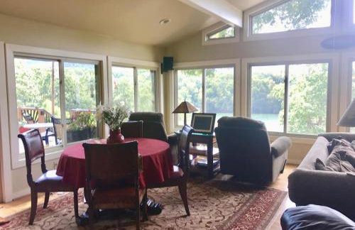 Lake Escape to an Elegant 4 Br Home - Foto 16