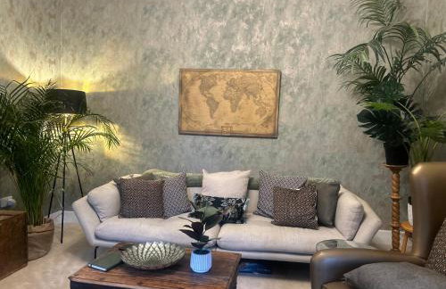 Park View is a beautiful whole entire house close to town centre, sleeps 8 in 4 rooms, 2 doubles and 4 single beds with 2 shower rooms, available for holidays, insurance stays, trades people, contractors, pets welcome - Foto 9