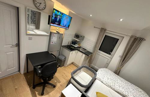 1st Studio Flat With full Private Toilet And Shower With its Own Kitchenette in Keedonwood Road Bromley A Fully Equipped Independent Studio Flat - Photo 27