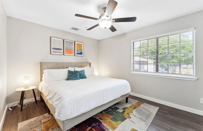 Spacious and Fun King Bed 2BR w Pool 5 Min to DT - Photo 3