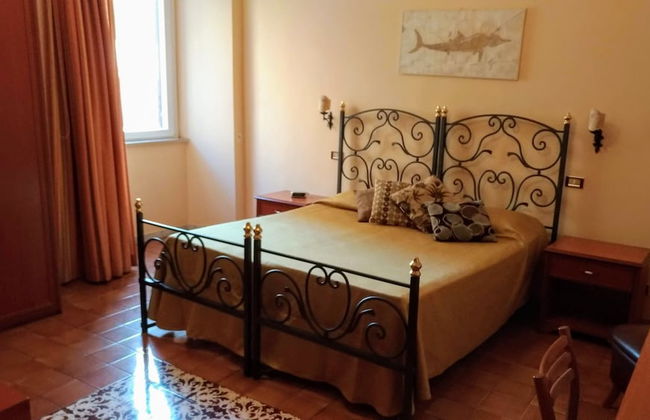 Nicolas Inn - Photo 1