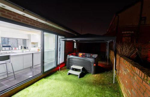 Group-Friendly Home near Manchester with Hot Tub and Private Cinema Room - Foto 7