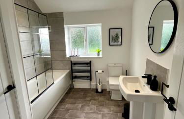 Crestfield House - Stunning Home near Alton Towers - Free Parking & Garden - Foto 7