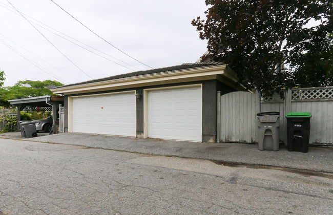 Grand 4 Bedroom Vacation House near Vancouver Downtown - Photo 36