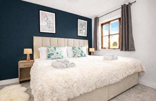 Detached House - Prime Location - Free Parking, Fast Wifi and Smart TVs with Sky TV and Netflix by Yoko Property - Photo 6