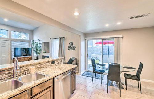 Contemporary Vegas Townhome with Community Pool - Foto 7