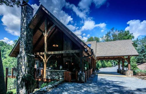 Luxury Riverfront Lodge - Sleeps 12, VIEWS, Fireplaces, Dogs OK - Photo 8