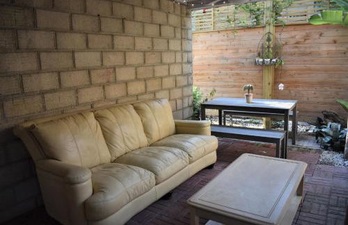 Romantic Secret Garden - Marble Floors & Bath DT Just 2 Blocks Beach Only 3 Miles - Foto 16