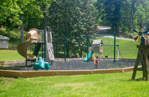 Game Room and 3-Story Deck at Lake Hiwassee Hideaway - Foto 39