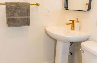 Cheerful 4BD Home in the Heart - Foto 24