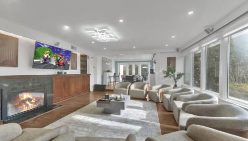 Fire and Fun Luxe Stay w Pool Hot Tub and Game Room - Foto 3