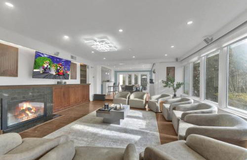 Fire and Fun Luxe Stay w Pool Hot Tub and Game Room - Foto 3