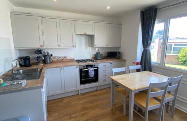 Beau - Brambles Chine, Colwell Bay - 5 star WiFi - Short walk to The Hut and beach - 1 night stays available - Ferry offers - Photo 2