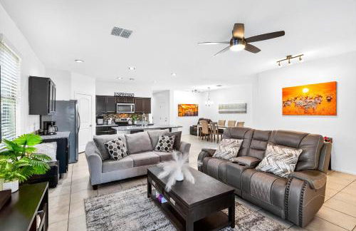 Tropical Desert Oasis Phoenix 5BR 3Bath with Outdoor Tiki Bar & BBQ - Photo 3