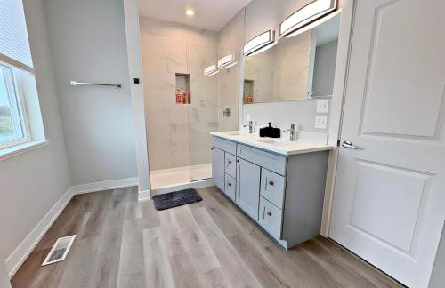 Modern 4BR Townhouse with Parking & Lake Views - WVille rep 4 - Foto 44