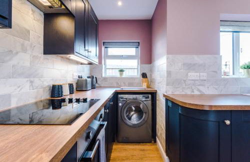 Castle Views cottage in historic village & woodfired hot tub - Photo 5