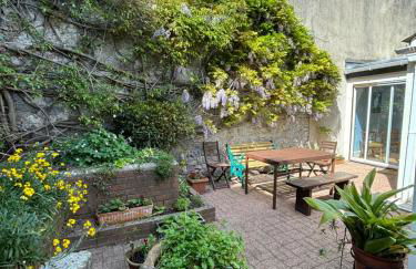 Tenby Victorian Villa with parking, pets allowed - Photo 2