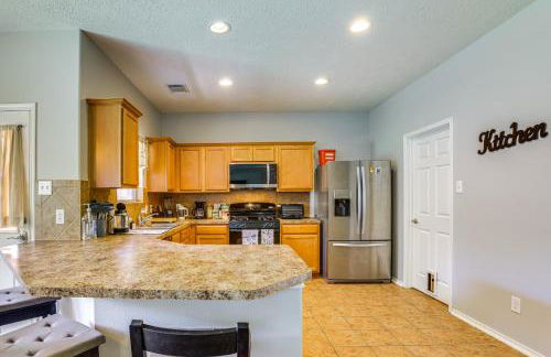 Fish and Hike Pet-Friendly Humble Home with Yard - Foto 9