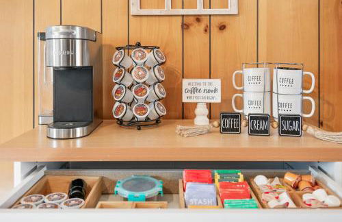 Tranquil Retreat with Fenced Backyard, Hot tub & Bar - Foto 14