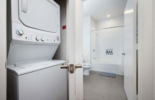 Comfy 2BR-Southtown Near Rvrwalk, Dome & Conv - Photo 18