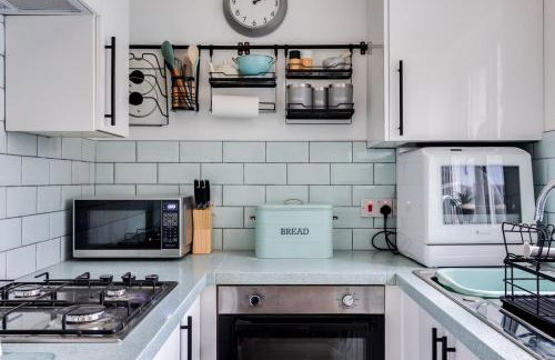 Winslow House - Walking Distance to the High Street - Driveway Parking, Fast WiFi, Smart TV and Self-Check-In by Yoko Property - Foto 16